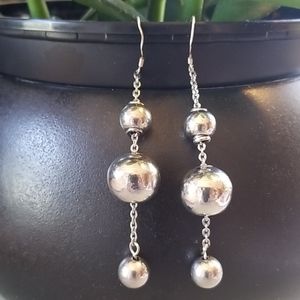 VTG925 EARRINGS-3 DIF.SIZE SOLID BALLS ON A CHAIN.